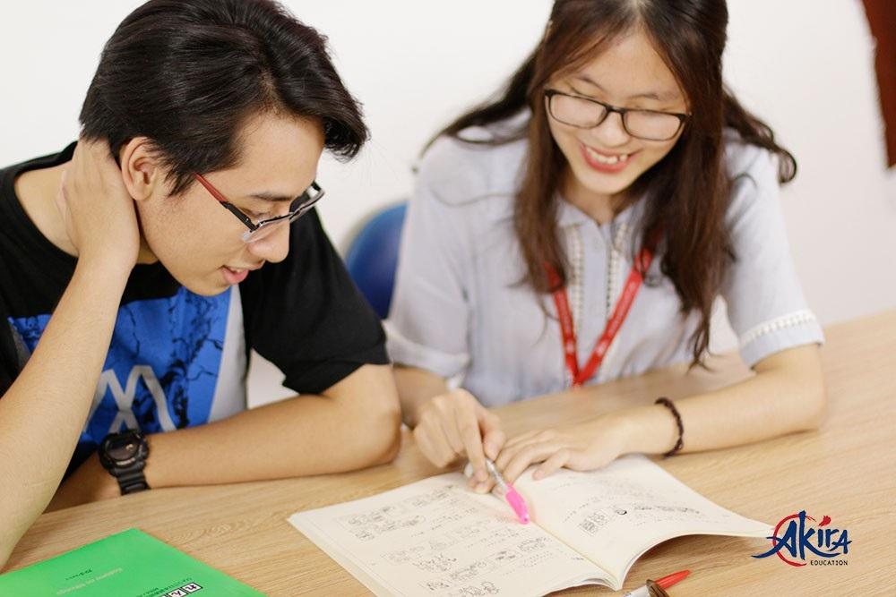 Mỗi lớp học của Akira đều có một trợ giảng, cùng với giảng viên sát sao và hỗ trợ kịp thời từng học viên. (Ảnh từ Website akira.edu.vn)