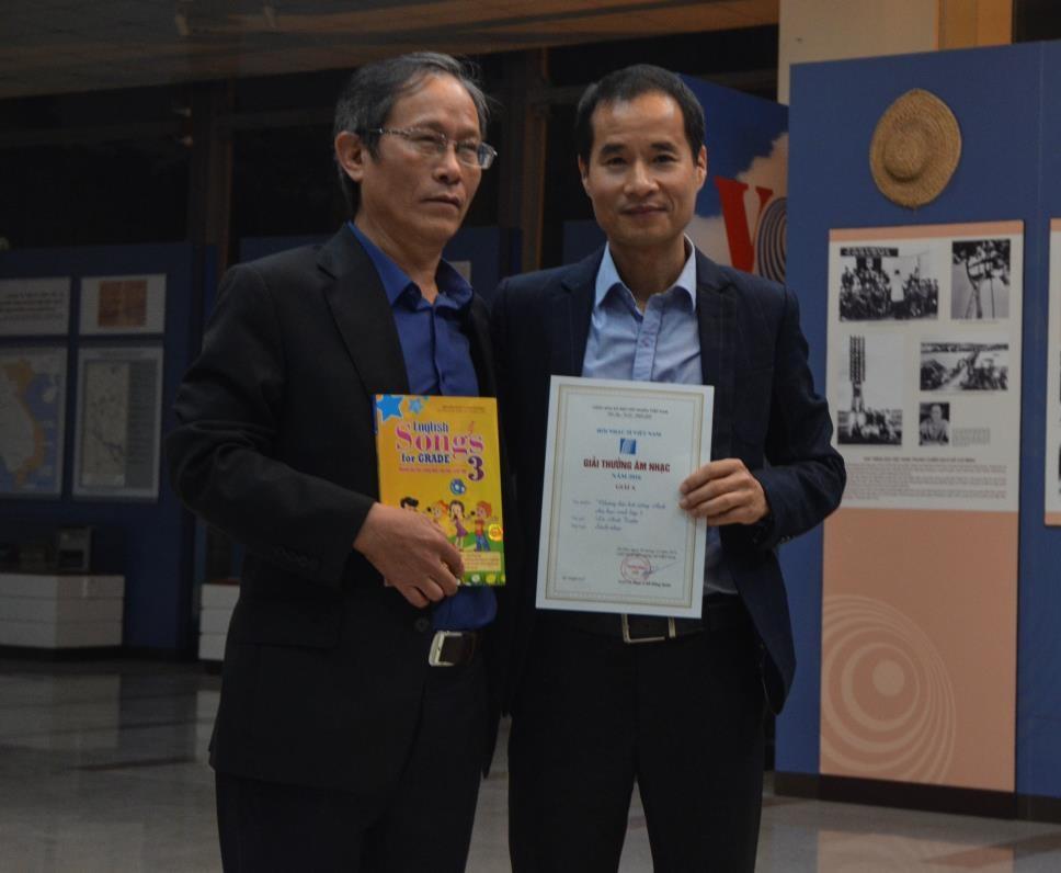 Tác giả Nguyễn Quốc Tuấn( bên trái)