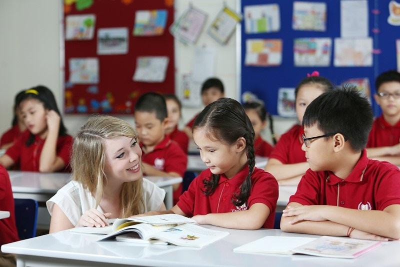 Nói chuyện với người bản ngữ giúp trẻ nhanh chóng cải thiện tiếng Anh giao tiếp