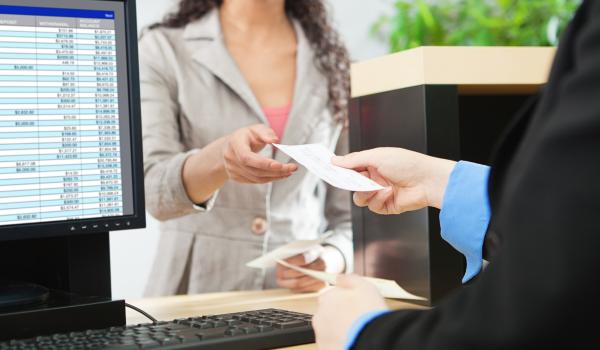 Các công việc trong ngân hàng sẽ thuận lợi hơn nếu bạn có thể giao tiếp tiếng Anh