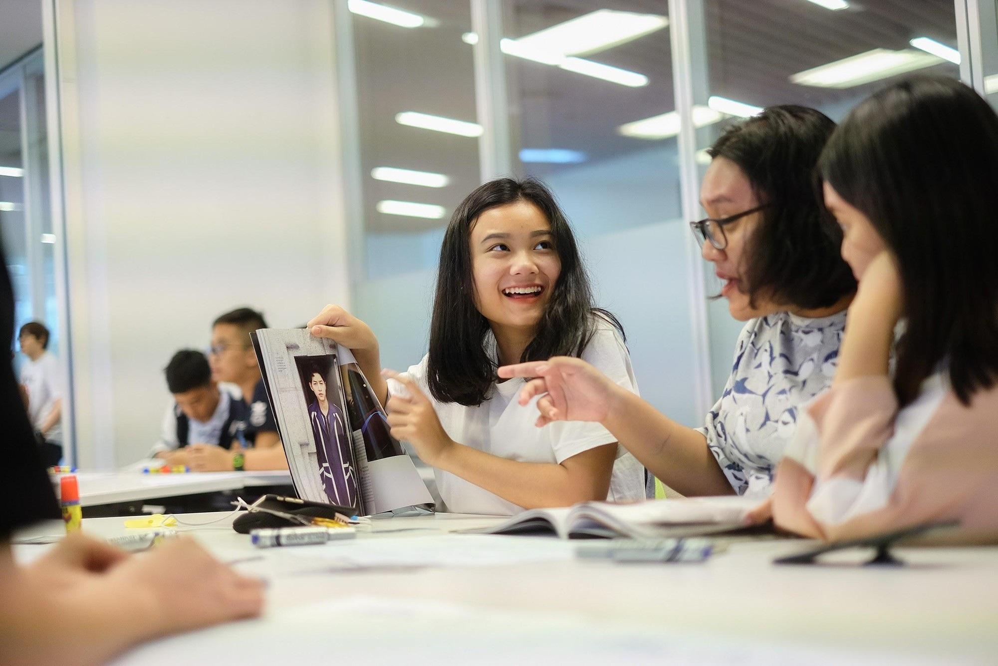 Khuyến khích con sử dụng tiếng Anh trong các hoạt động cùng bạn bè.